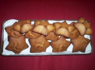 Acı Bademli Yıldız Kek Tarifi – Kek Tarifleri