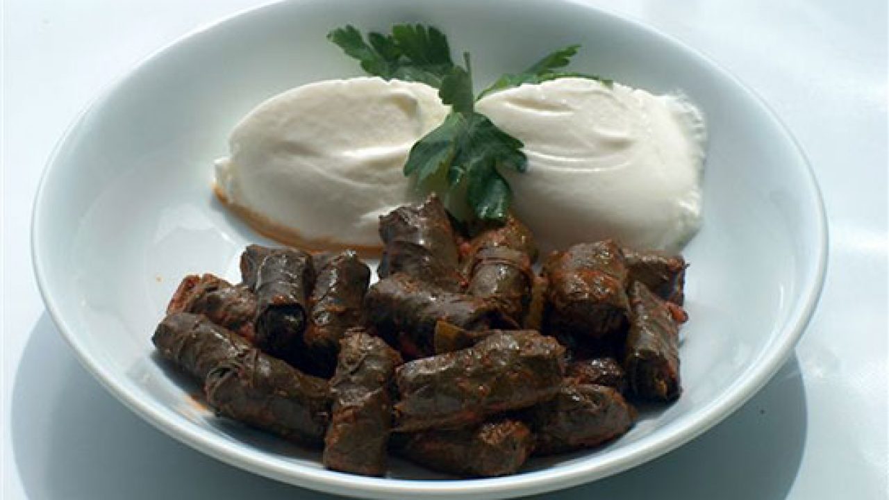 Etli Yaprak Sarması Tarifi – Etli Yemek Tarifleri