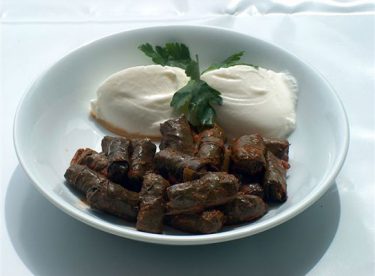 Etli Yaprak Sarması Tarifi – Etli Yemek Tarifleri