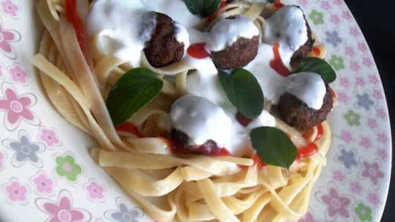 Fettucini Yatağında Top Köfte Tarifi – Köfte Tarifleri