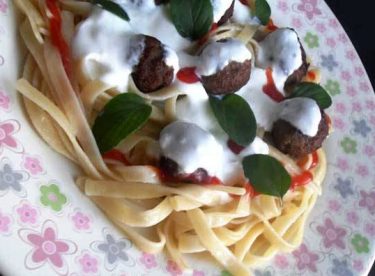 Fettucini Yatağında Top Köfte Tarifi – Köfte Tarifleri