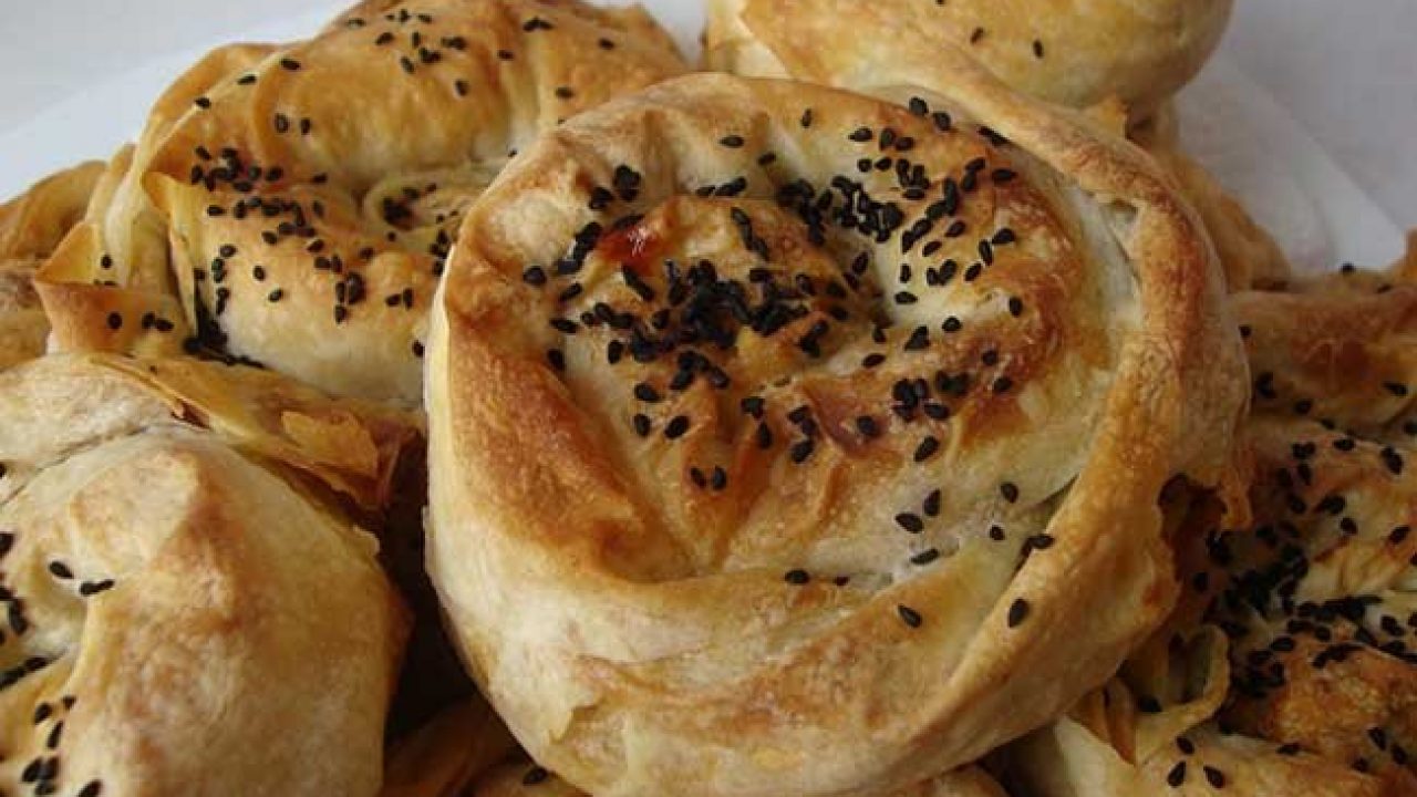 Fıstıklı Üzümlü Gül Böreği Tarifi – Börek Tarifleri