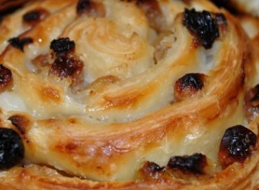 Kuru Üzümlü Pudingli Çörek Tarifi – Kurabiye Tarifleri