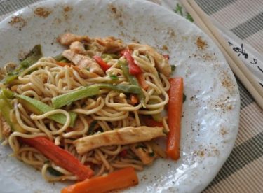 Sebzeli Tavuklu Noodle Tarifi – Makarna Tarifleri