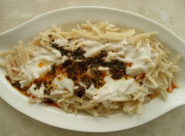 Yoğurtlu Erişte Salatası Tarifi