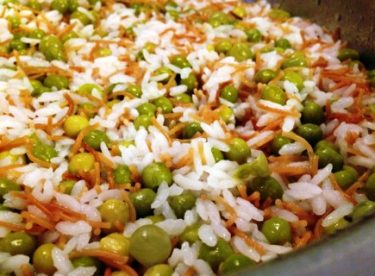 Bezelyeli Havuçlu Pirinç Pilavi, Domates Soslu Köfte ve Havuç Salatası Tarifi – Bugün Ne Pişirsem?