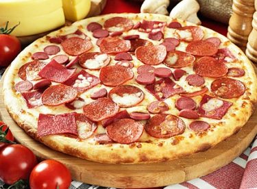 Kenar Dolgulu Sucuklu Pizza Tarifi – Pizza Tarifleri