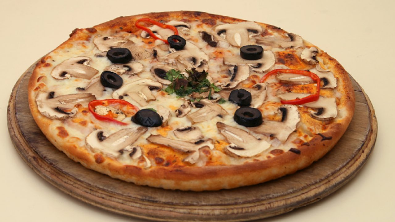 Sucuklu Mantarlı Pizza Tarifi Pizza Tarifleri Nefis Yemek Tarifleri