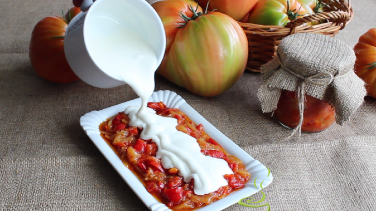 Yoğurtlu Kırmızı Biber Salatası Tarifi
