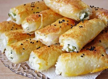 Baklava Yufkasıyla Kolay Börek Tarifi