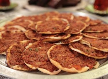 Hazır Yufkadan Pratik Fındık Lahmacun Tarifi
