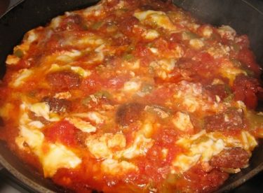 Kaşarlı Sucuklu Menemen Tarifi