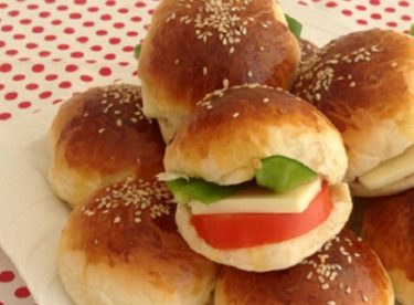 Yumuşacık Mayalı Poğaça Tarifi