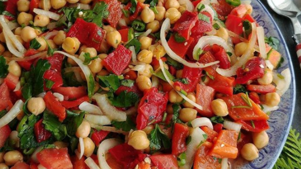 KIRMIZI BİBERLİ NOHUT SALATASI