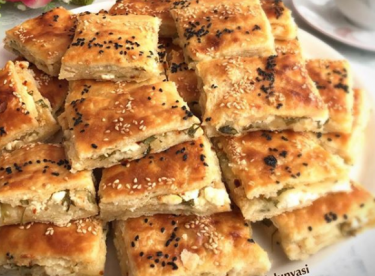 PEYNİRLİ AÇMA TEPSİ BÖREĞİ