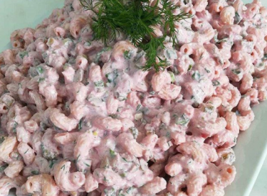 Pembe makarna salatası