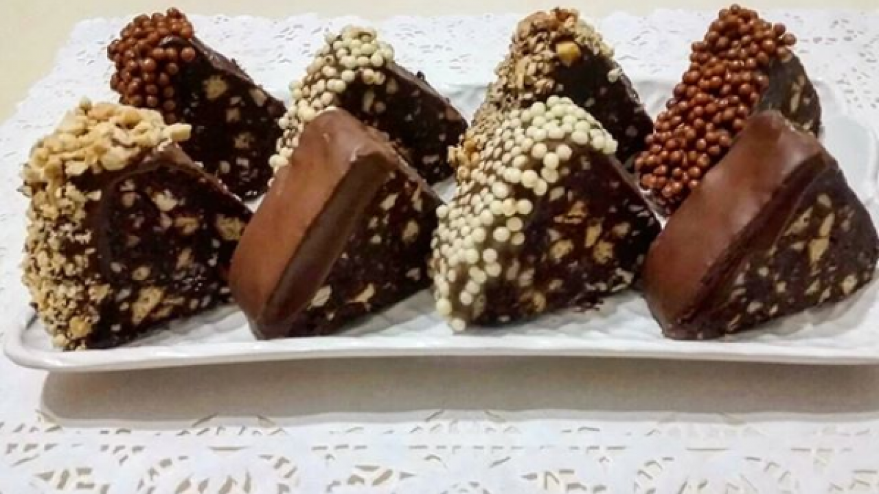 ÇİKOLATALI PİRAMİT PASTA