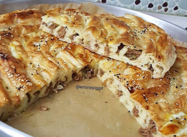 Soğanlı kavurmalı börek tarifi
