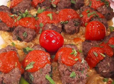 PATLICAN YATAĞINDA KÖFTE
