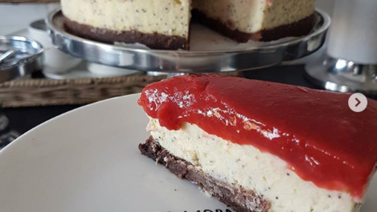 Çilek soslu haşhaşlı cheesecake