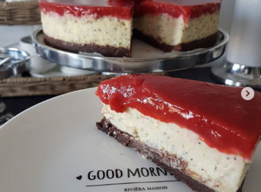 Çilek soslu haşhaşlı cheesecake