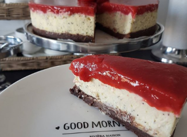 Çilek soslu haşhaşlı cheesecake