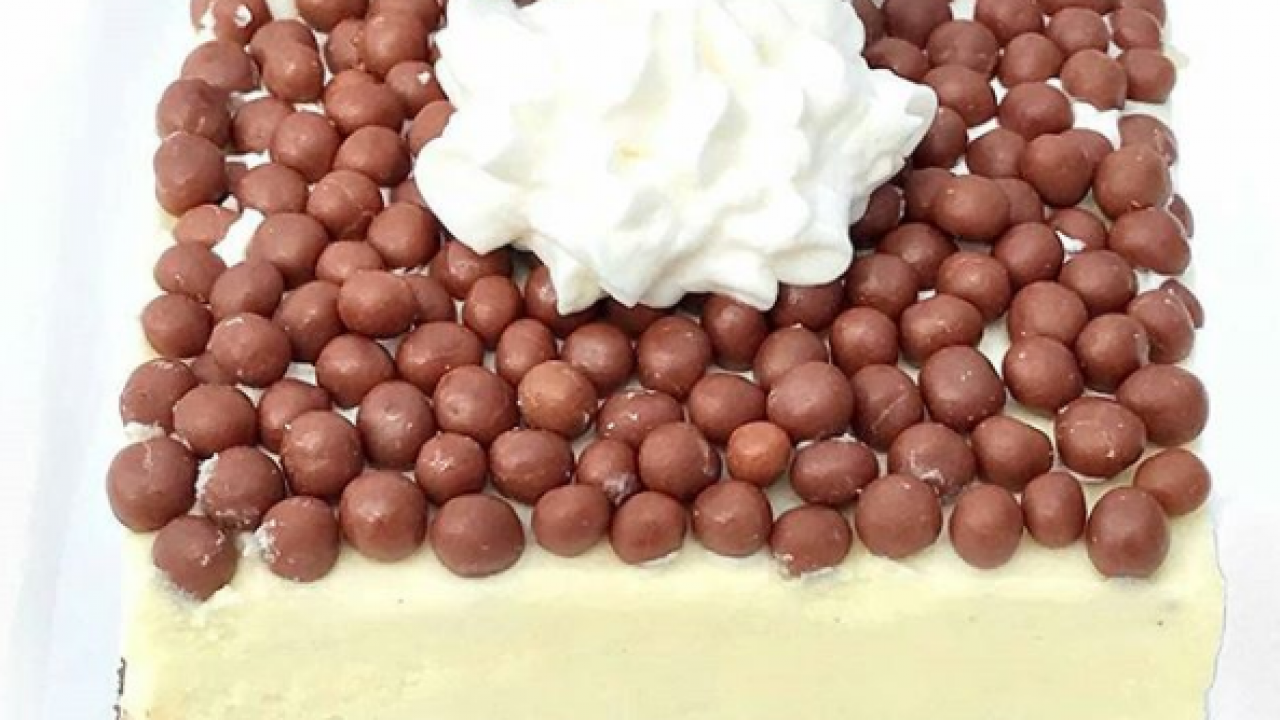 BEYAZ ÇİKOLATALI BROWNIE PASTA