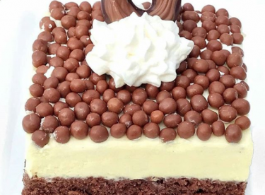 BEYAZ ÇİKOLATALI BROWNIE PASTA
