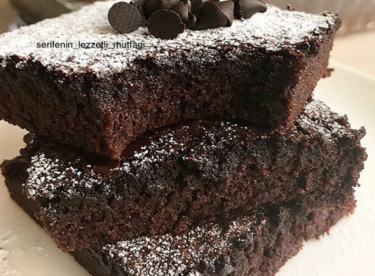 Toz Çikolata Sosuyla Brownie Kek