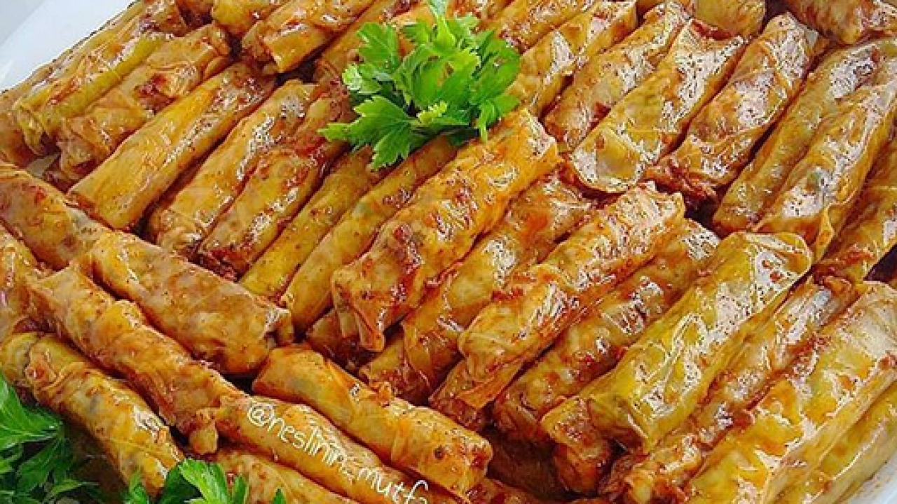 EKŞİLİ SARIMSAKLI SOSLU LAHANA SARMASI