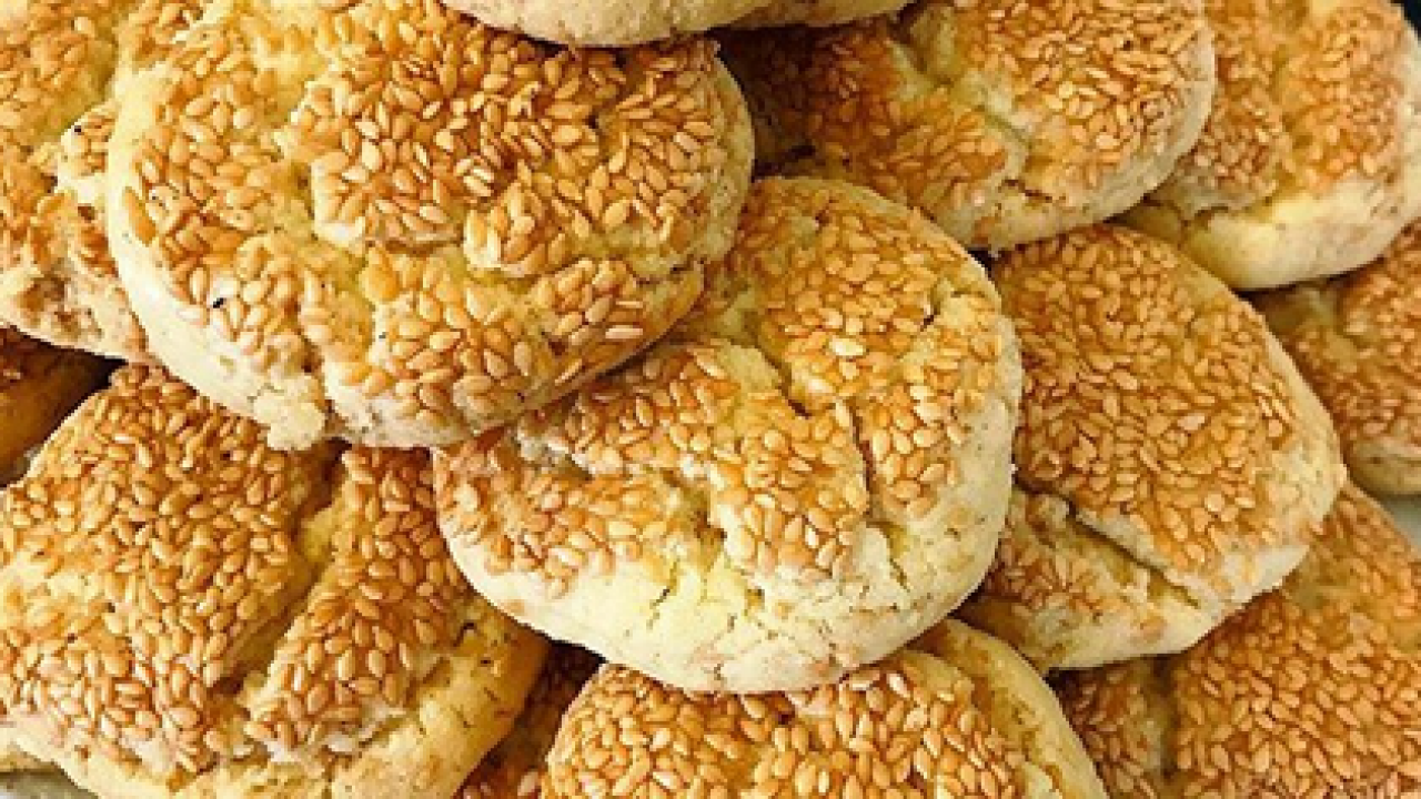 KAVRULMUŞ SUSAMLI KURABİYE