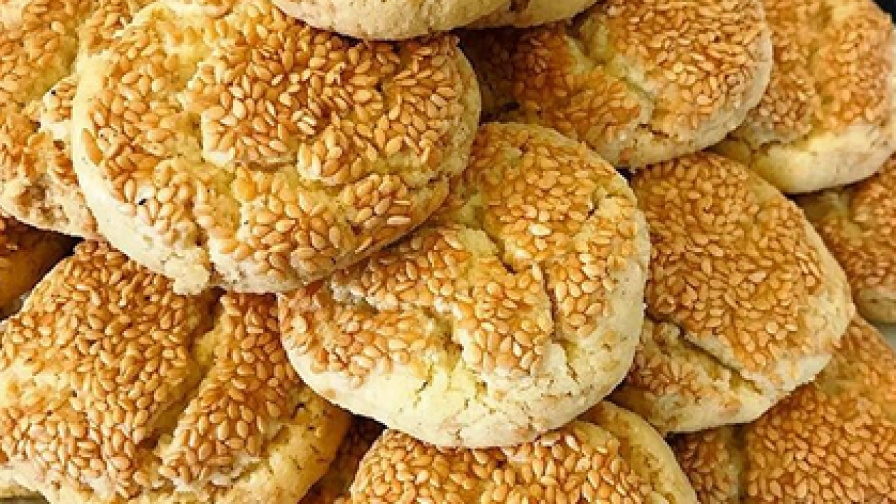 KAVRULMUŞ SUSAMLI KURABİYE